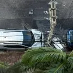 Transformador explode e cai sobre carro estacionado em rua de Fortaleza