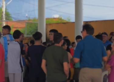 Velório de vítimas de triplo homicídio em Sobral reúne familiares e moradores sob forte comoção