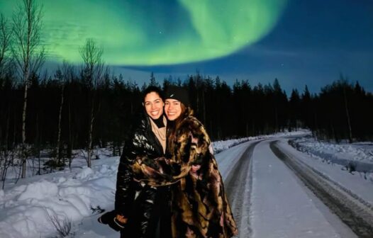 Anitta surge com Bela Gil sob a Aurora Boreal na Finlândia: ‘Que delícia esses dias’