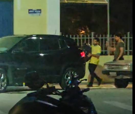 André Fernandes é flagrado deixando sacos de lixo em frente à Prefeitura de Fortaleza