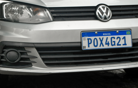 Avança projeto que traz de volta cidade e estado para as placas de carros no Brasil