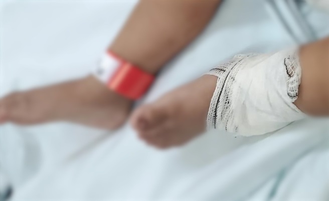 Bebê de 1 ano é baleado de raspão em Fortaleza; padrasto é procurado pela polícia