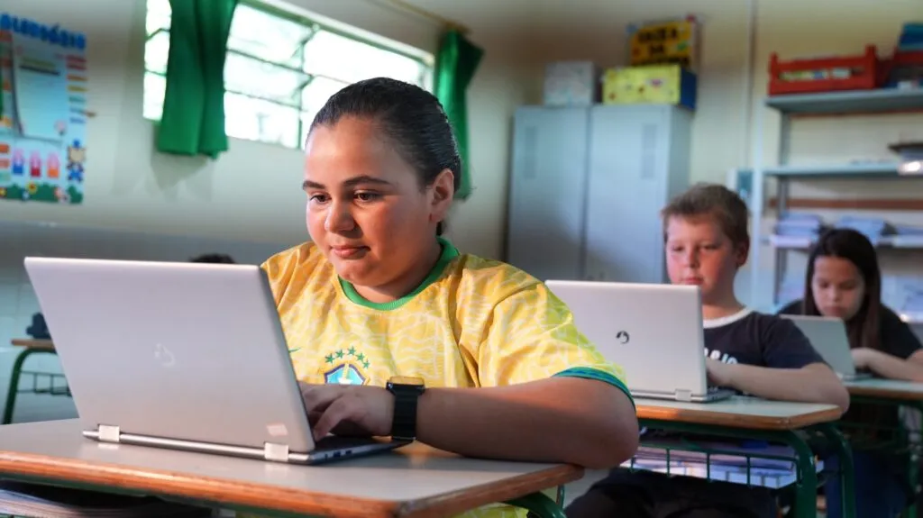Brasil amplia inclusão digital em escolas públicas com 21 mil instituições conectadas