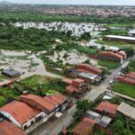 Chuva deixa ruas e casas alagadas no bairro Picuí, em Caucaia