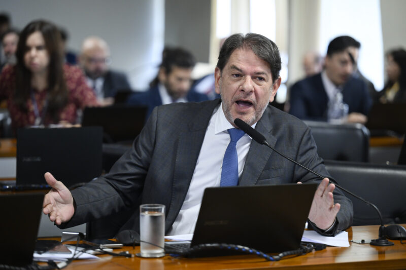 Cid Gomes muda discurso e admite que poderá ser candidato