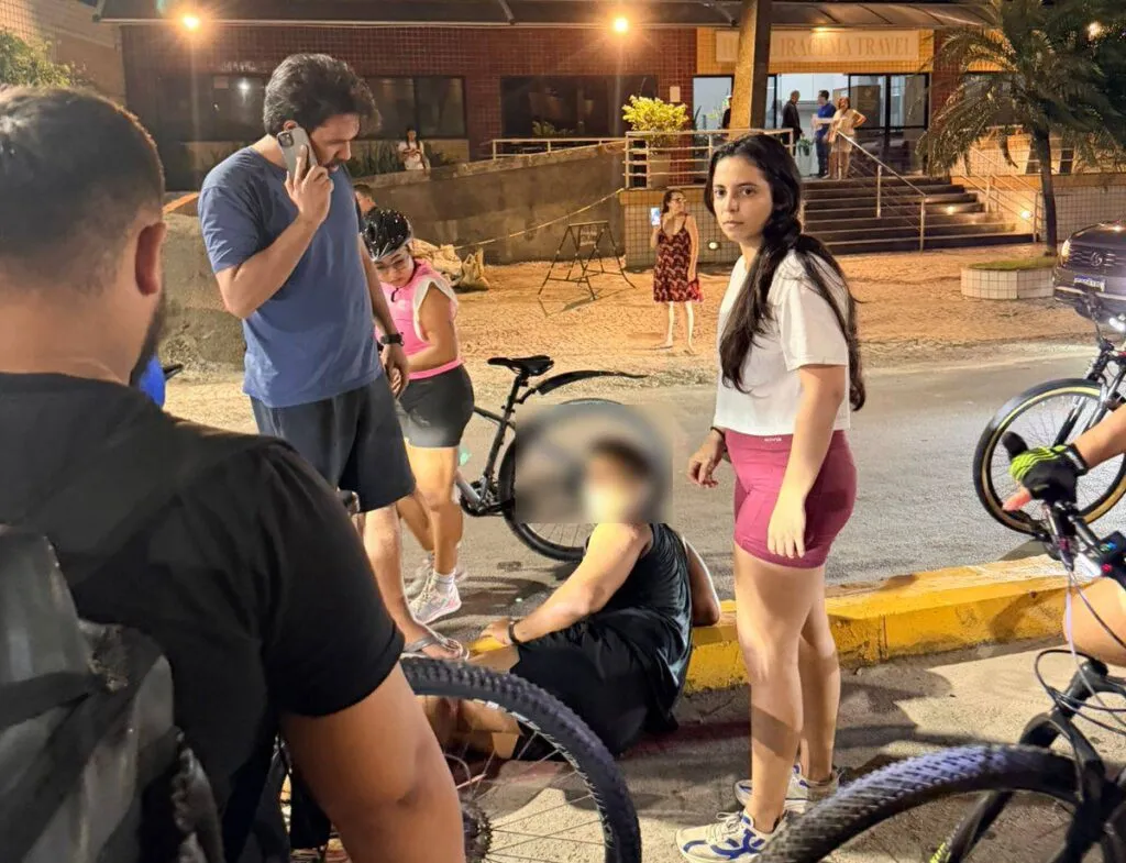 Corredor é atropelado por carro que invade canteiro central na Praia de Iracema, em Fortaleza