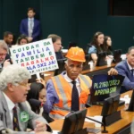 CCJ da Câmara aprova PEC do fim da jornada 6×1