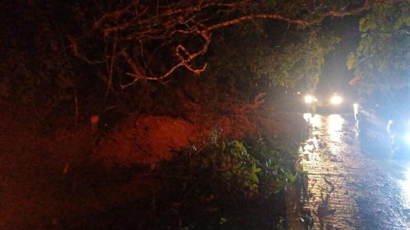 Deslizamento de terra interdita trecho da BR-222 na subida da serra de Tianguá, no Ceará