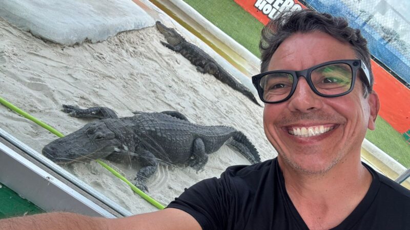 Durante pausa na volta ao mundo, piloto cearense explora área de crocodilos nos EUA