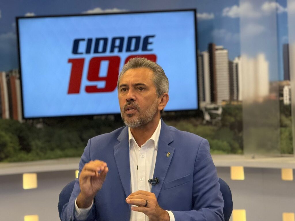 Elmano pedirá revisão de norma para endurecer fiscalização de tornozeleiras no Ceará