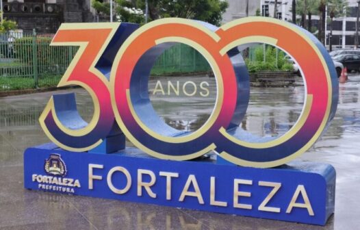 Evandro Leitão sanciona lei que torna feriado o aniversário de 300 anos de Fortaleza, na segunda (13)