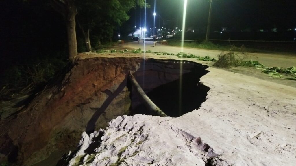 Galeria é destruída pela força da água e abre cratera em rodovia de Pacajus, no Ceará