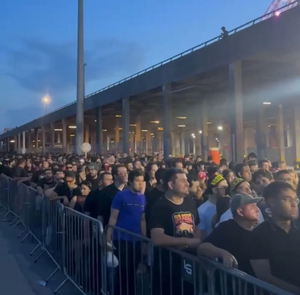 Guns N’ Roses no Castelão: portões abrem, mas fila segue gigante para o show