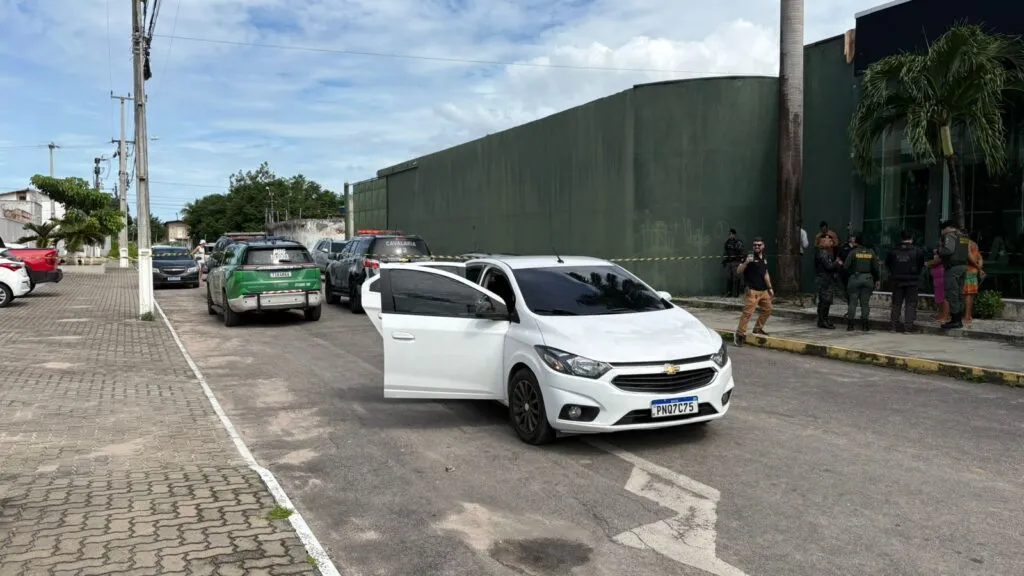 Integrante de facção é morto a tiros dentro de carro em Fortaleza