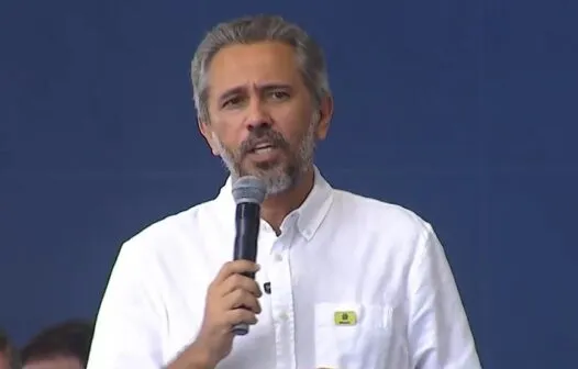“Já vai tarde, Bolsonaro”, diz Elmano ao reagir a confusão na plateia em ato com Lula
