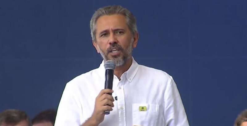 “Já vai tarde, Bolsonaro”, diz Elmano ao reagir a confusão na plateia em ato com Lula