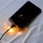 Jovem de 21 anos morre eletrocutada ao usar celular carregando no interior do Ceará