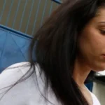 Monique Medeiros, mãe do menino Henry Borel, se entrega à polícia 1 mês após ser solta