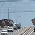 Motociclista é atingido por papelão que se soltou de caminhão em viaduto de Fortaleza