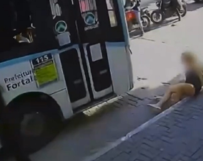 Mulher é atropelada por ônibus em Fortaleza e se levanta logo após impacto; veja o vídeo