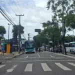 Passageira de moto por app morre após cair na pista e ser atropelada por ônibus em Fortaleza