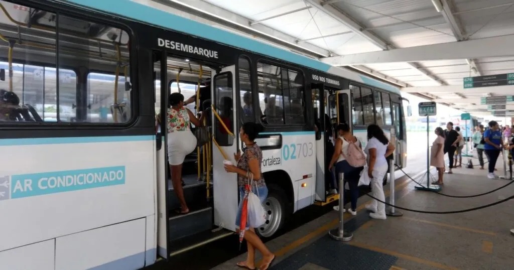 Passagem de ônibus terá tarifa reduzida no aniversário de Fortaleza; confira valores