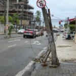 Poste ameaça cair após acidente com caminhão e preocupa moradores em Fortaleza