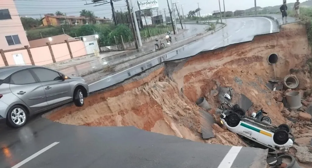 Confira o que se sabe sobre a obra de recuperação da CE-025 após cratera se abrir no Porto das Dunas