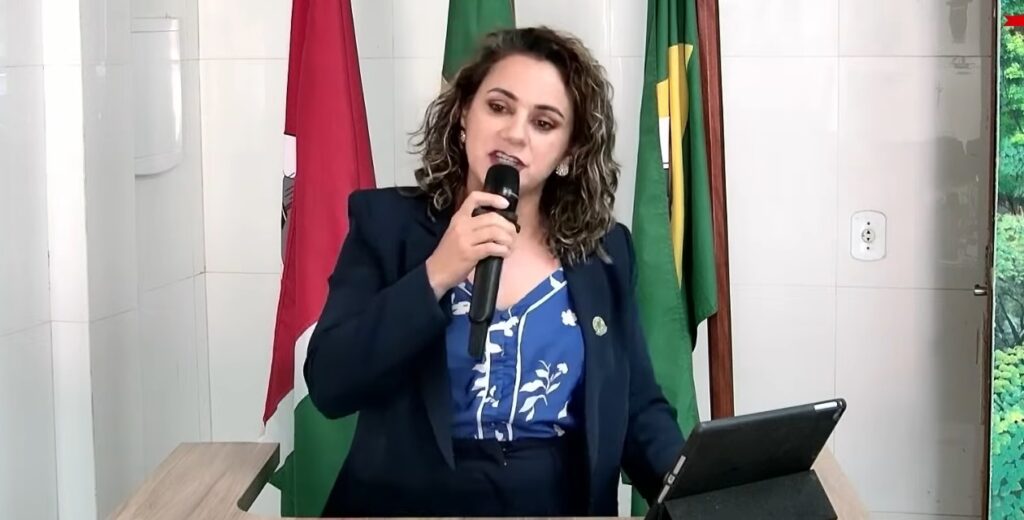 Vereadora de Ubajara, no Ceará, pede desculpas após viralizar fazendo gesto obsceno na Câmara