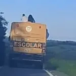 Vídeo flagra alunos no teto de ônibus escolar em movimento no Ceará