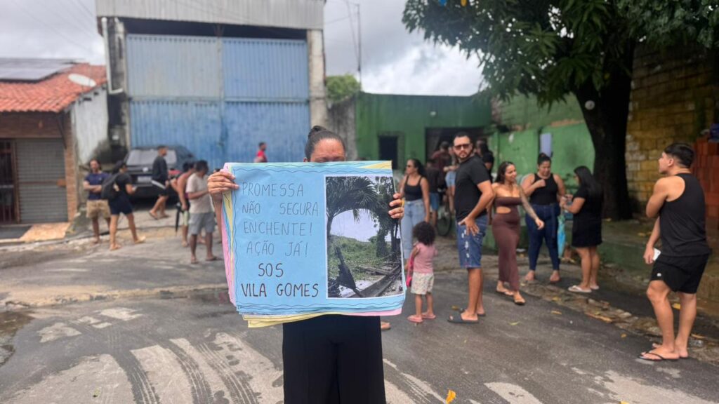 Moradores da Vila Gomes fazem protesto contra situação do muro do aeroporto