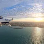 “Sonhe alto e voe longe”: piloto define nova etapa da volta ao mundo em maior feira de aviação