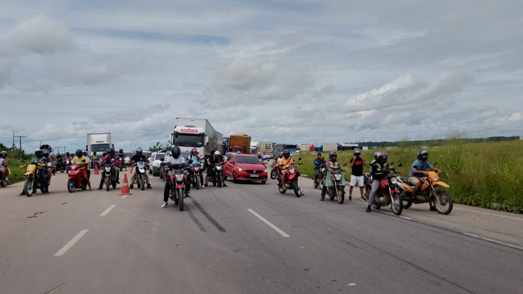 Acidente com caminhão provoca bloqueio e congestionamento na BR-116
