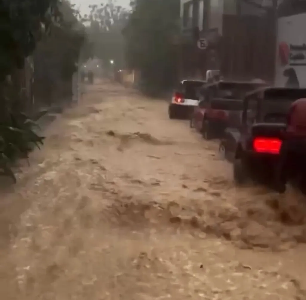 Ruas de Jericoacoara viram “rios” após chuva intensa