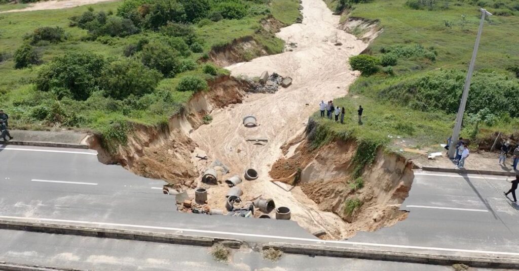 Vídeo mostra tamanho de cratera aberta durante forte chuva em Fortaleza; uma pessoa morreu