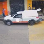 Câmera registra momento em que idosa furta celular dentro de carro em Fortaleza