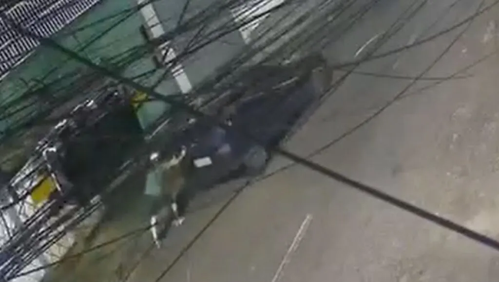 Câmeras flagram furto de carro durante a madrugada na Parangaba, em Fortaleza