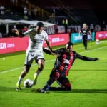 Ceará tem dois expulsos, perde para o Vitória e é eliminado da Copa do Nordeste nas quartas de final