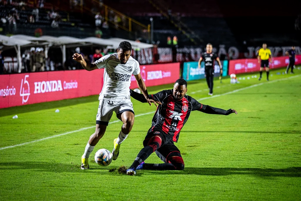 Ceará tem dois expulsos, perde para o Vitória e é eliminado da Copa do Nordeste nas quartas de final