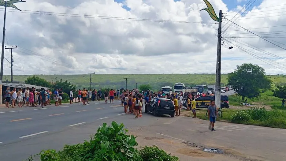 Manifestação fecha trecho da BR-020 e provoca congestionamento em estrada no Ceará