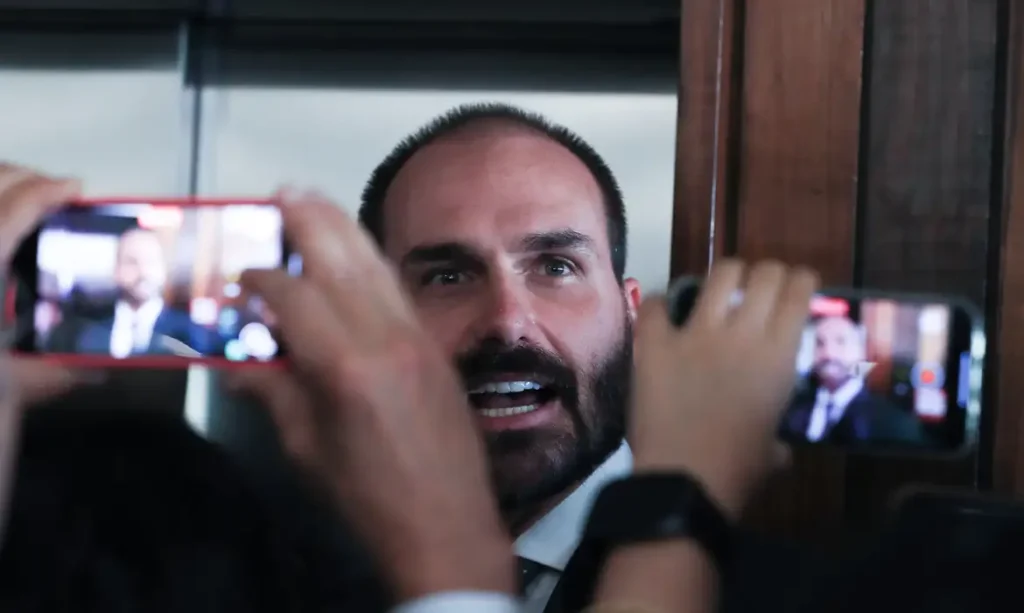 PGR pede condenação de Eduardo Bolsonaro ao STF por coação em processo sobre trama golpista