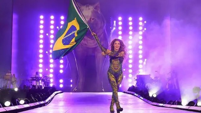 Shakira dedica show às mães solteiras durante apresentação no Rio de Janeiro: “nós fazemos tudo”