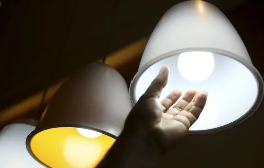 Conta de luz fica com bandeira amarela em janeiro, diz Aneel