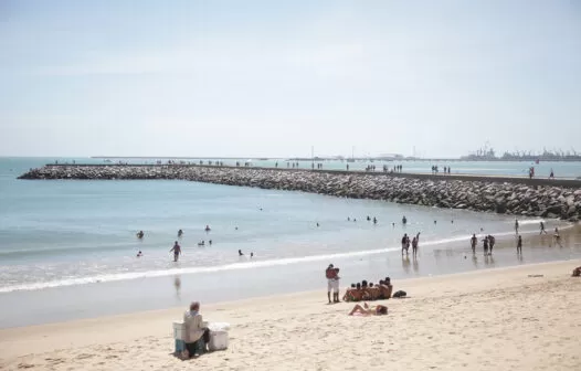 Gradis na Praia dos Crush e fiscalização na Gentilândia; força-tarefa reforça combate às aglomerações em Fortaleza
