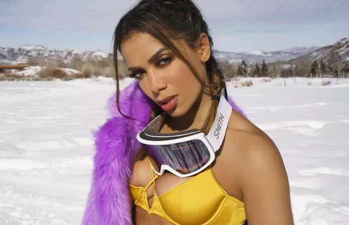Anitta faz show de Carnaval em transmissão ao vivo direto da ilha do reality