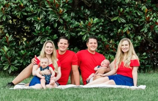 Gêmeas se casam com irmãos gêmeos e têm bebês idênticos