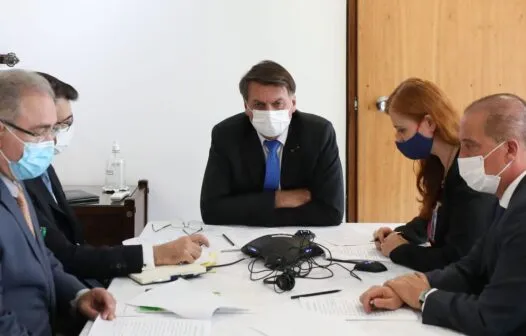 Bolsonaro conversa com Putin sobre importação da vacina Sputnik V