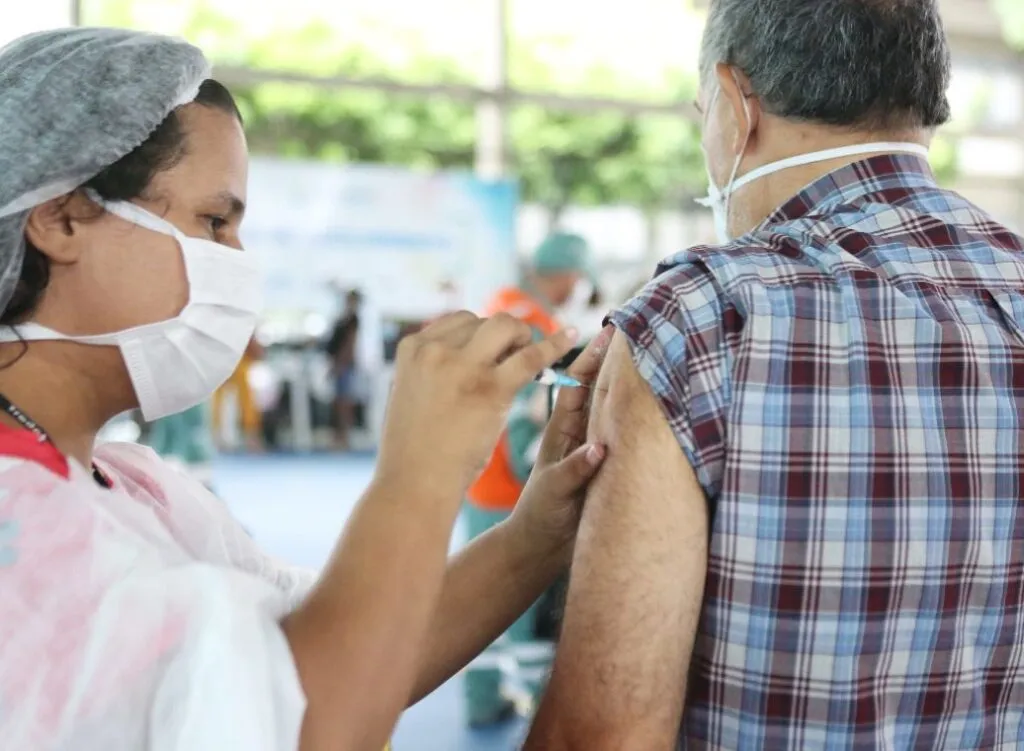 99,6% da população adulta de Fortaleza está com pelo menos uma ou dose única da vacina contra Covid-19