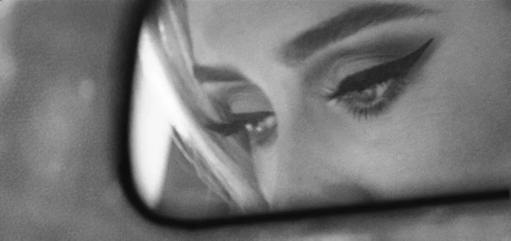 Adele divulga música inédita após 6 anos sem lançar álbum