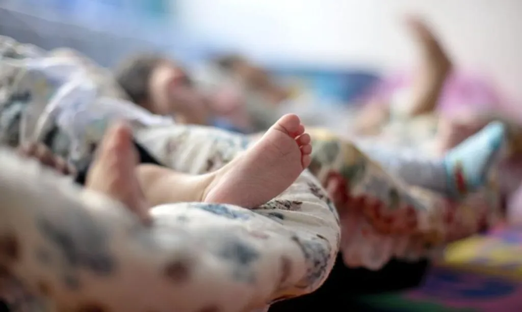 Crianças com menos de 3 anos têm mais chance de transmitir covid do que adolescentes, indica estudo
